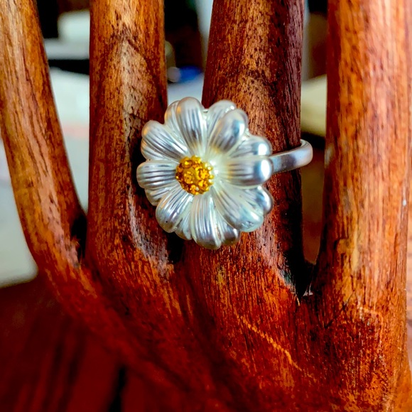 a silver flower ring in size 8 - Picture 3 of 4